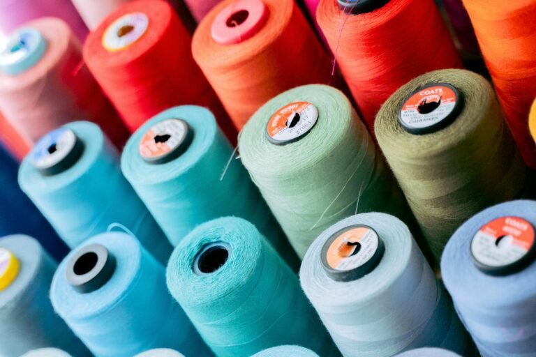 Bobines de fils à coudre colorés de différentes marques