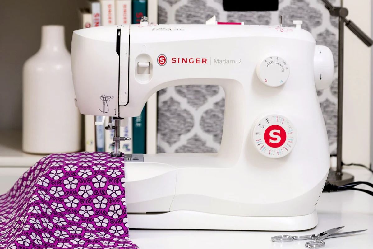 Singer Madam 2 machine à coudre complète sur table d'atelier