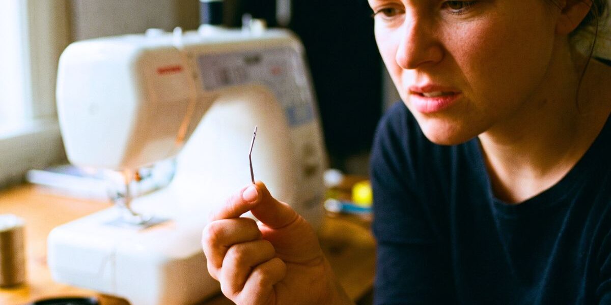 Femme examinant une aiguille légèrement tordue