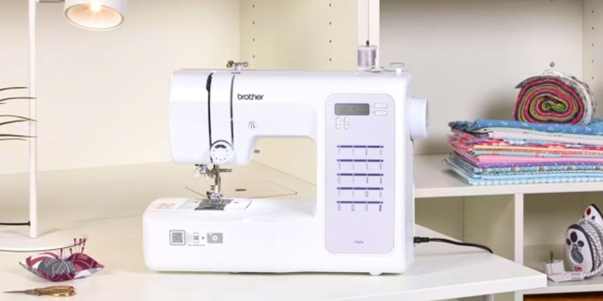 Machine à coudre Brother fs20s installé dans un atelier de couture