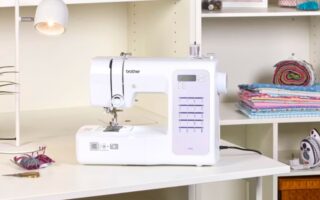 Machine à coudre Brother fs20s installé dans un atelier de couture