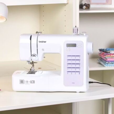 Machine à coudre Brother fs20s installé dans un atelier de couture