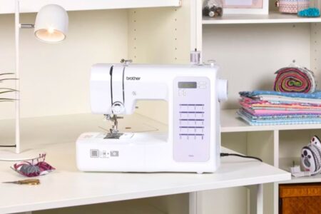 Machine à coudre Brother fs20s installé dans un atelier de couture